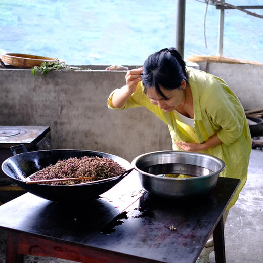 2025今年新花椒上架 汉源贡椒红花椒油，国家地理标志产品，自然生长零农残无污染 ，非转基因菜籽油结合，3天左右发货~ 商品图4