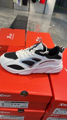 友谊二店 特步男款跑步鞋