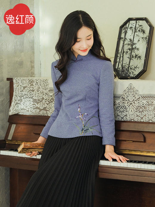 逸红颜 兰时 2025秋冬新款弹力针织暖感刺绣书卷文艺旗袍中式上衣 商品图1