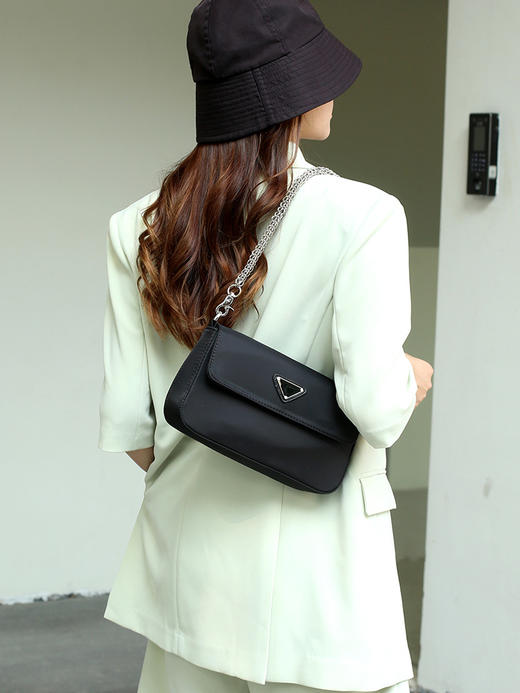 【尼龙单肩腋下包】休闲简约链条  三角标时尚质感  小众设计包包 商品图1