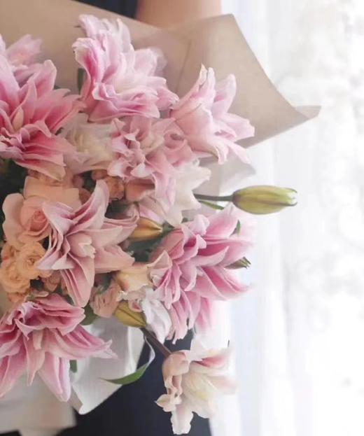 伊莎贝拉百合【我真的很喜欢你 像风走了八千里】简小姐精选稀有A级多头重瓣百合 伊莎贝拉10+2（防花损）个花头 2束包邮 下单7天内发货 商品图2