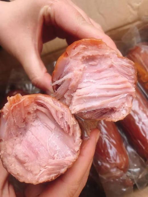 ❌防腐剂❌添加剂，腊杆陈老火腿，果木烤制🉐️老火腿是记忆深处那股抹不去的童年味道，腊杆陈老火腿精选上等腱子肉，通过果木熏烤渗入味，火腿色正 味醇 咬一口满口肉香，肉丝看得见！450克/根 商品图1