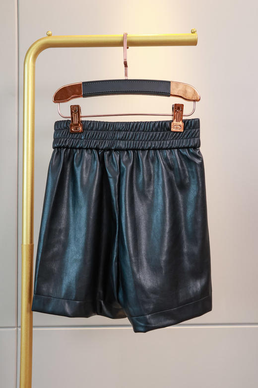 酷飒高腰显瘦蛋白皮短裤 商品图6