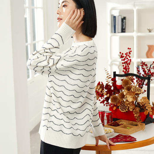 玳莎珍珠装饰套头针织衫女2023冬季新款设计感波浪条纹优雅上衣  DD33303 商品图3