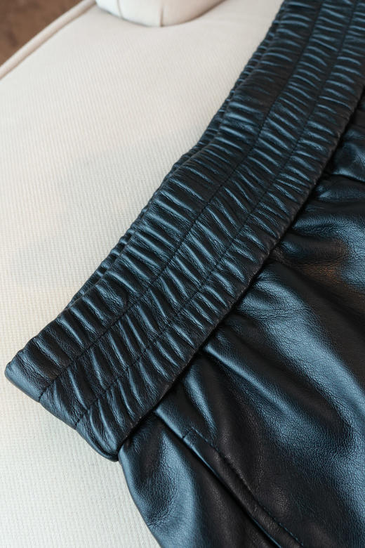 酷飒高腰显瘦蛋白皮短裤 商品图3