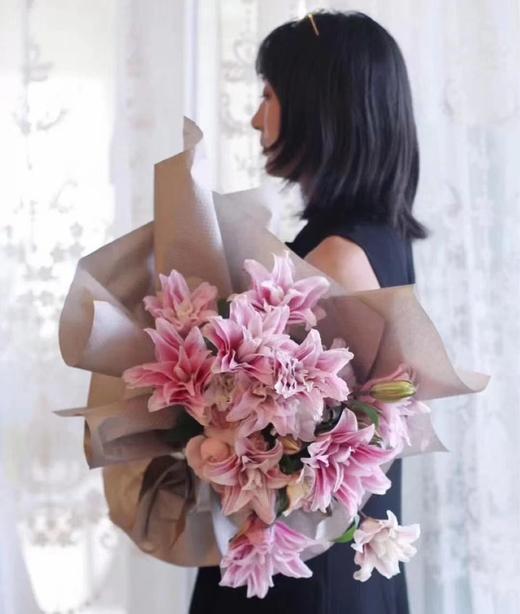 伊莎贝拉百合【我真的很喜欢你 像风走了八千里】简小姐精选稀有A级多头重瓣百合 伊莎贝拉10+2（防花损）个花头 2束包邮 下单7天内发货 商品图1