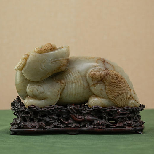 清 玉雕瑞兽摆件（红木座） 商品图0