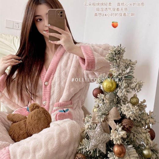 【透气保暖显瘦！家居服套装睡衣】耐用耐磨，深v款衣领，方便穿脱，草莓水蜜桃恋恋暖心睡衣女秋冬加厚保暖珊瑚绒开衫家居服套装睡衣 商品图0