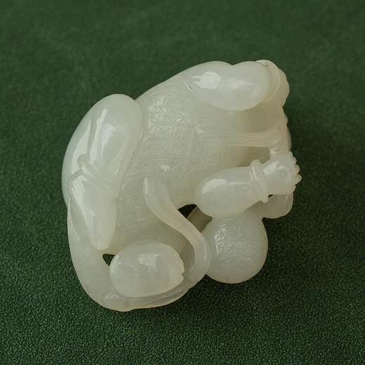 清 玉雕童子戏球把件 商品图1