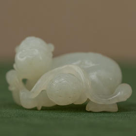 清 玉雕童子戏球把件