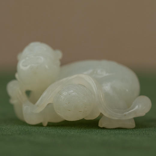 清 玉雕童子戏球把件 商品图0