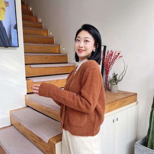 2023秋冬女装新系扣V领口袋百搭简约长袖针织衫 商品图5