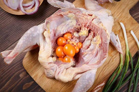 大别山老母鸡
林间栖息🌳、吃五谷🌾
饮泉水💦、不慌不忙慢养一年以上
激素、抗生素、农残，统统都没有
 每一只：都是有“身份证”的老母鸡
个个带鸡蛋，约2.5斤/只