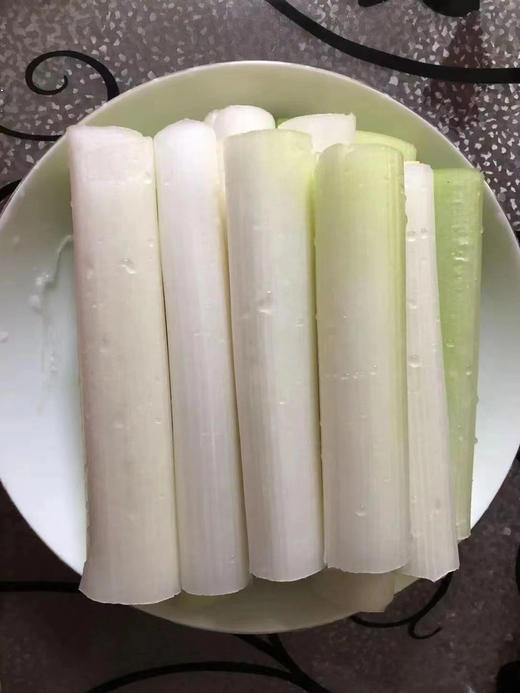 正宗章丘大葱今年首发
全国农产品地理标志
中国重要农业文化遗产
其“高、大、脆、白、甜”独一无二的特色享誉全国！毛重8斤，礼盒装 商品图3