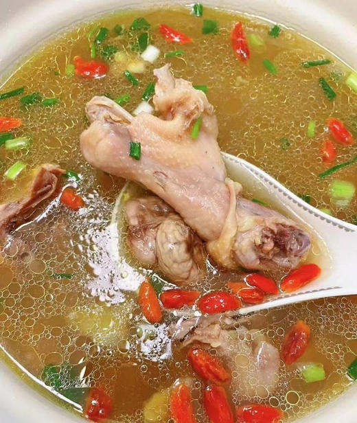 大别山老母鸡
林间栖息🌳、吃五谷🌾
饮泉水💦、不慌不忙慢养一年以上
激素、抗生素、农残，统统都没有
 每一只：都是有“身份证”的老母鸡
个个带鸡蛋，约2.5斤/只 商品图2