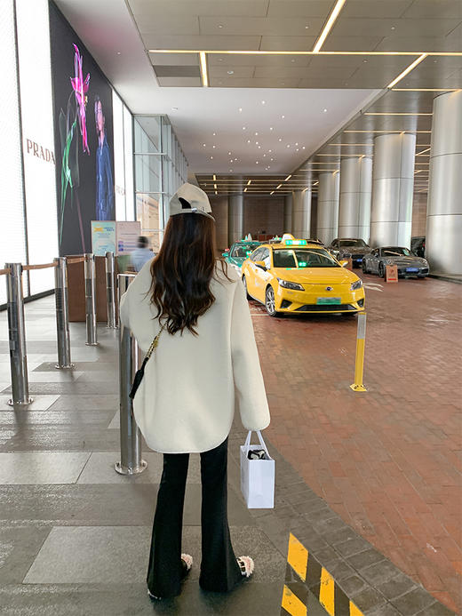 <曾小咸推荐> 【出街公式】羊羔毛V领外套+开叉裤子 商品图3