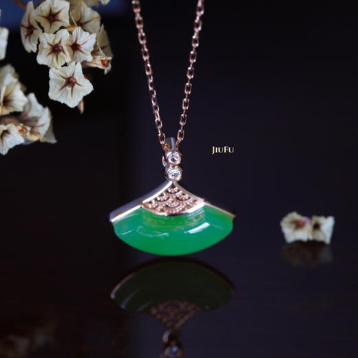 18K玫瑰金和田玉（碧玉）吊坠--霓裳/单面弧形玉衍6*15mm/苹果绿 商品图2
