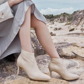 Julia Heuer 尖头高跟短靴