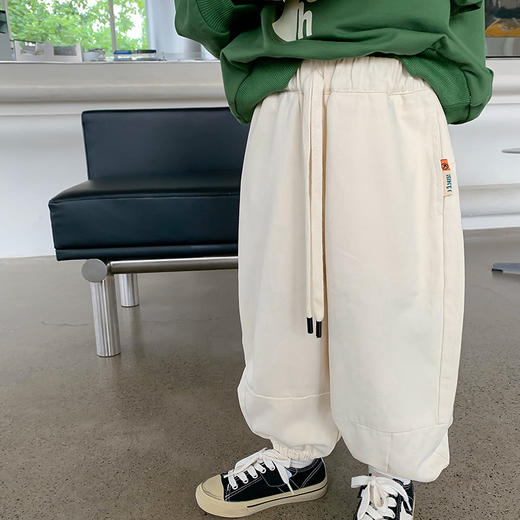 【工装裤的设计风格，时尚且舒适！】2023秋款舒适束脚长裤男女童宝宝宽松拼接贴标工装裤更具时尚感和个性化 商品图6