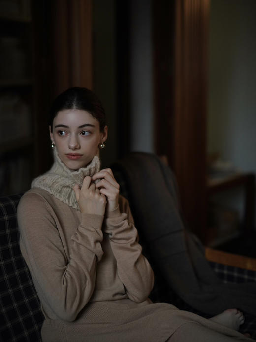 Hand Made Cream Neck Warmer 商品图0