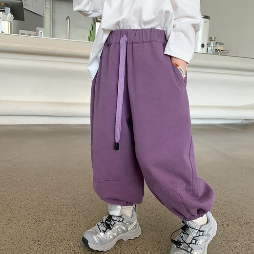 【工装裤的设计风格，时尚且舒适！】2023秋款舒适束脚长裤男女童宝宝宽松拼接贴标工装裤更具时尚感和个性化 商品图7