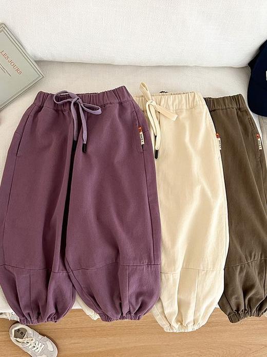 【工装裤的设计风格，时尚且舒适！】2023秋款舒适束脚长裤男女童宝宝宽松拼接贴标工装裤更具时尚感和个性化 商品图4