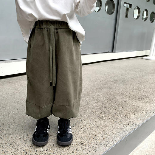 【工装裤的设计风格，时尚且舒适！】2023秋款舒适束脚长裤男女童宝宝宽松拼接贴标工装裤更具时尚感和个性化 商品图5