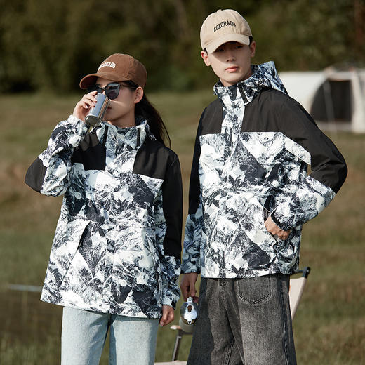 【防泼水透气科技❗️冲锋衣夹克】男士外套防风防水，女士外套夹克风衣，登山服情侣搭配。风衣登山服拼色情侣外套，秋运动外套男冲锋衣女防风防水冲锋衣夹克风衣登山服拼色情侣外套父亲节礼物新年礼盒年货礼盒 商品图3