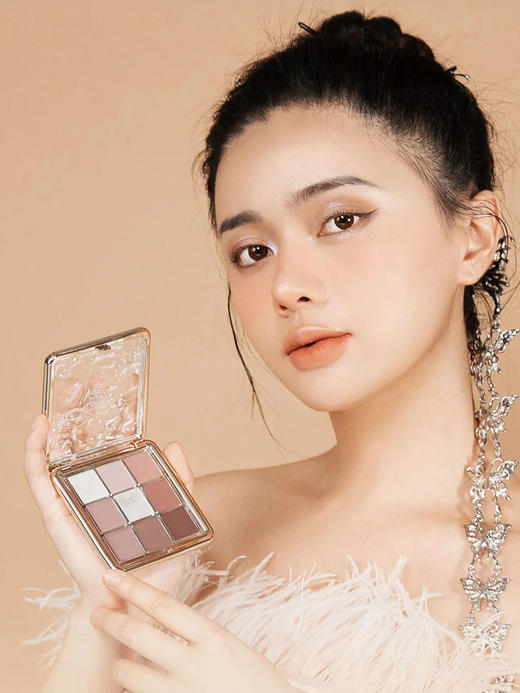 【199元会员福利】3CE新九宫眼影  （慕色九宫眼影909#冷灰星河/银镜迷踪九宫眼影999#棒果拿铁） 商品图0