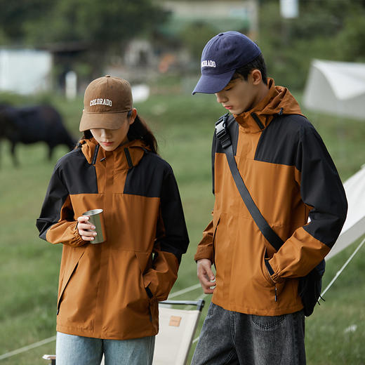 【防泼水透气科技❗️冲锋衣夹克】男士外套防风防水，女士外套夹克风衣，登山服情侣搭配。风衣登山服拼色情侣外套，秋运动外套男冲锋衣女防风防水冲锋衣夹克风衣登山服拼色情侣外套父亲节礼物新年礼盒年货礼盒 商品图1