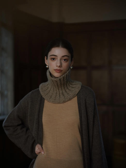 Hand Made Dark Oatmeal Neck Warmer 商品图2