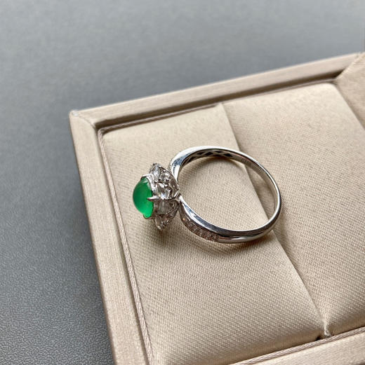 高冰种飘阳绿翡翠蛋面戒指18k白金钻石镶嵌 商品图6