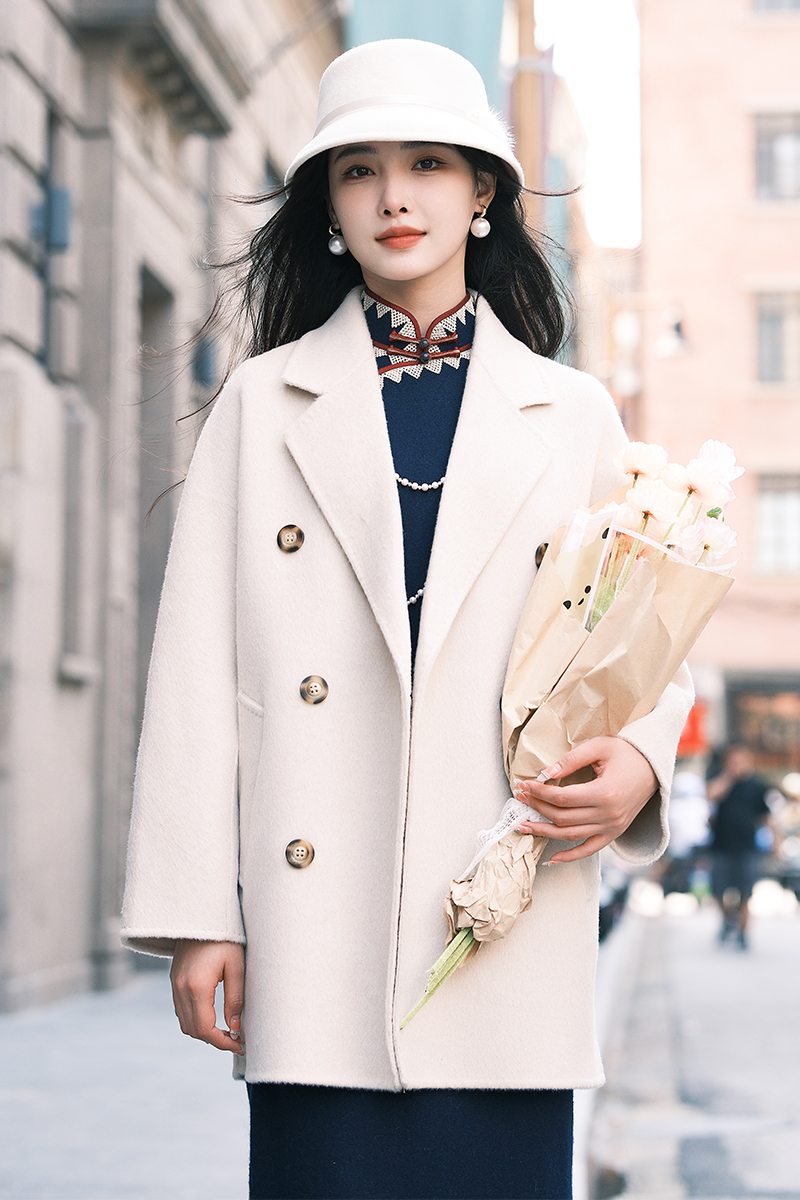 逸红颜明月优选#美拉德大衣『枝白』30%进口骆驼绒+70%澳洲羊毛大衣，轻松穿出松弛感的优雅！