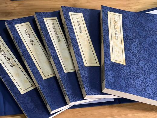  
《欧阳竟无内外学》，欧阳竟无著，线装，五函共31册，23.5*15.5*40cm，铅山连四纸印，上海社会科学院出版社2014年一版一印。定价6980，售价1280，注意品相
  商品图2