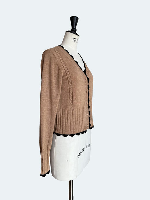 TYNVIE 波浪纹饰边撞色羊绒开衫-卡其色 商品图4