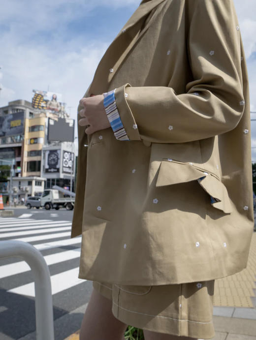 TYNVIE 荷叶边袋口装饰廓形西装-卡其小花 商品图4