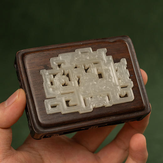 清乾隆 和田玉籽料雕云雷纹佩（配红木座） 商品图3