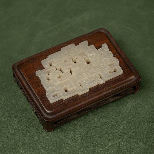 清乾隆 和田玉籽料雕云雷纹佩（配红木座） 商品图1