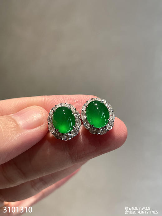 玻璃种艳绿蛋面耳钉【3101310】具体价格微信咨询 商品图0