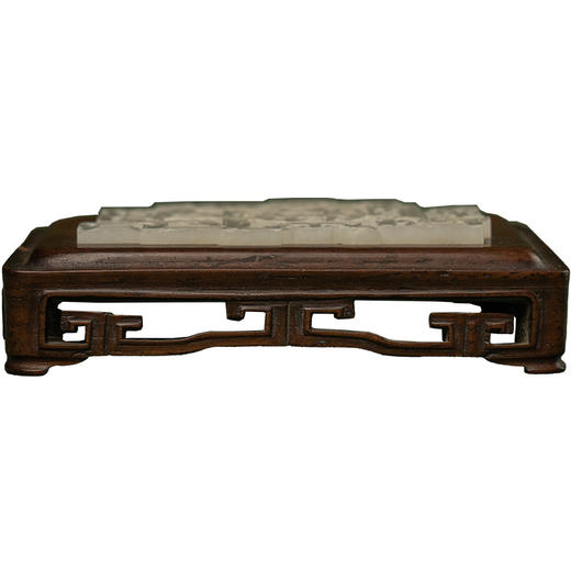 清乾隆 和田玉籽料雕云雷纹佩（配红木座） 商品图5