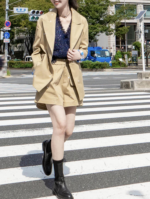 TYNVIE 荷叶边袋口装饰廓形西装-卡其小花 商品图0