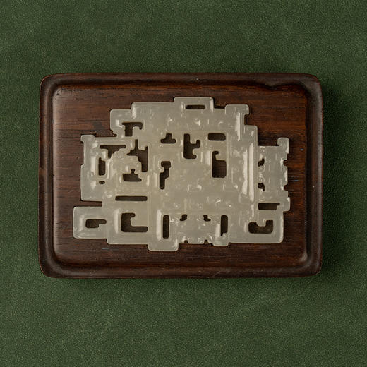 清乾隆 和田玉籽料雕云雷纹佩（配红木座） 商品图2