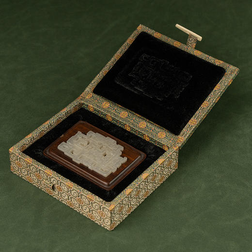 清乾隆 和田玉籽料雕云雷纹佩（配红木座） 商品图4