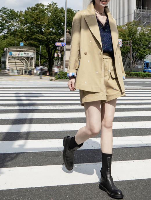 TYNVIE 荷叶边袋口装饰廓形西装-卡其小花 商品图1