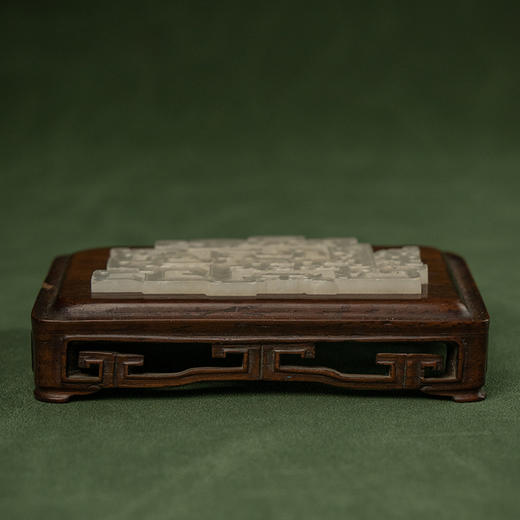 清乾隆 和田玉籽料雕云雷纹佩（配红木座） 商品图0