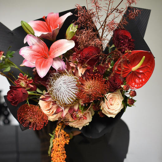 《摩登时代》复古红色系花束 商品图1