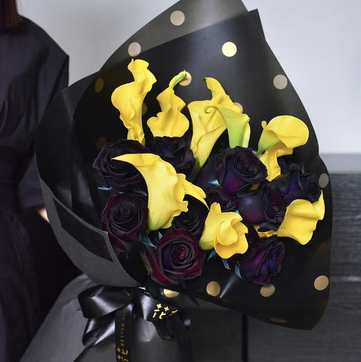 《黑骑士》黑玫瑰，黄色马蹄莲花束 商品图1