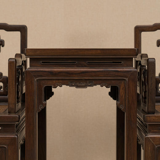 清 红木三攒靠背攒接拐子纹扶手椅（两椅一几） 商品图3