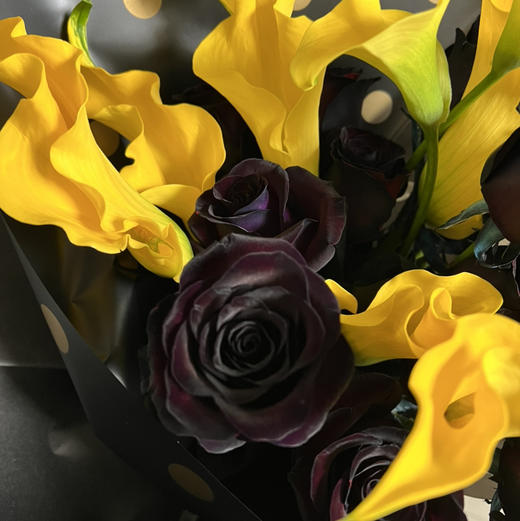 《黑骑士》黑玫瑰，黄色马蹄莲花束 商品图10