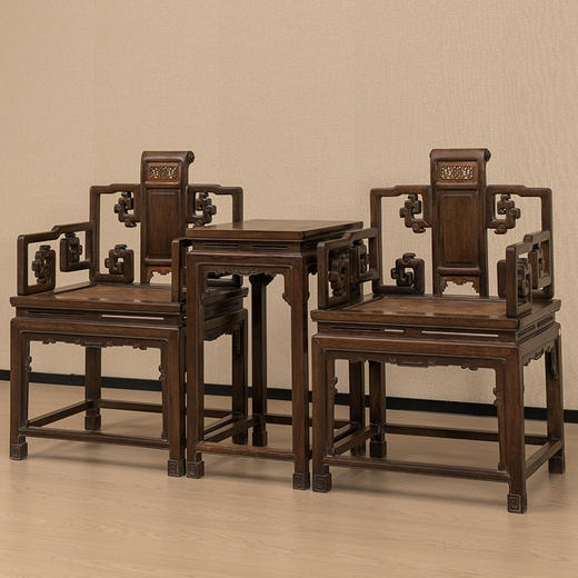 清 红木三攒靠背攒接拐子纹扶手椅（两椅一几） 商品图4